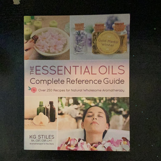 THE ESSENTIAL OILS: Complete Reference Guide Over 250 Recipes for Natural Wholesome Aromatherapy